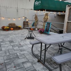 Digger's Ales N' Eats - Outdoor patio