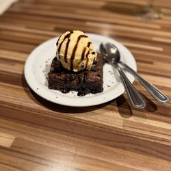 NORMS Restaurant - Brownie sundae