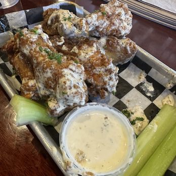 Grandview Cafe - Happy hour, wings and white barbecue sauce - American Near Me - Columbus, Ohio