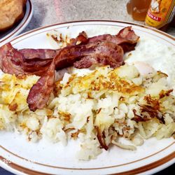 Jeri's Jumbos Cafe - Eggs over easy, bacon, and Hashbrown