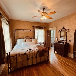 The Gibson Mansion - Master Suite