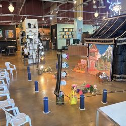 Milieu - Ready for tonight's puppet show