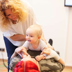 Carola Fischer - Justierung von Mutter und Kind.(hier: das Baby manuell)