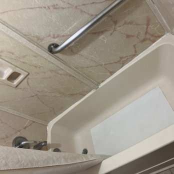 Quality Inn Mt. Pleasant - Bathroom - Hotels Near Me - Mount Pleasant, Texas Quality Inn Mt. Pleasant - Bathroom - Hotels Near Me - Mount Pleasant, Texas