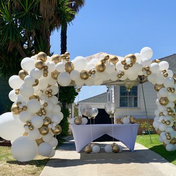 Balloon Swirls - White & Gold Square Organic Garland - Balloon Services Near Me Balloon Swirls - White & Gold Square Organic Garland - Balloon Services Near Me