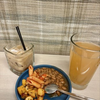 Escape Lounge - Roasted potatoes, baked beans, pasta - Airport Lounges Near Me - Portland, Oregon Escape Lounge - Roasted potatoes, baked beans, pasta - Airport Lounges Near Me - Portland, Oregon