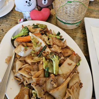 Pad Thai - Pad see ew... I didn't care for the celery and baby corn in this dish... - Thai Near Me - Honolulu, Hawaii