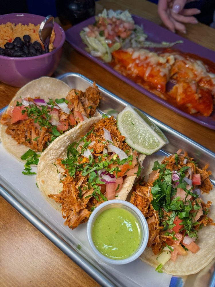 Don Chuy's Tako Logo