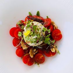 La Mar de Bien - Ensalada de Burrata con tomates Cherry rúcula y tomate seco con aceite de albahaca