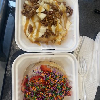 Cinnaholic - Banana Cream Pie Roll* Very Berry Roll* - Desserts Near Me - Corona, California Cinnaholic - Banana Cream Pie Roll* Very Berry Roll* - Desserts Near Me - Corona, California