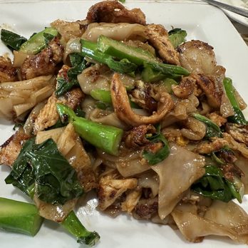 Lynn's Thai Restaurant - Chicken pad see ew - Thai Near Me - Cotati, California Lynn's Thai Restaurant - Chicken pad see ew - Thai Near Me - Cotati, California