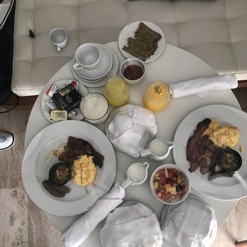 TRS Coral - Room service for breakfast - Hotels Near Me - Cancún, ROO