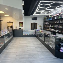 Smokaholics - Inside the store.