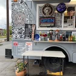 La Chingona Taqueria - Order counter
