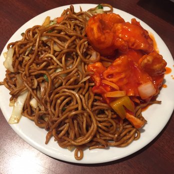 Lucky Lin's Restaurant - Lunch special sweet and sour fish chow mein - Chinese Near Me - Toronto, Ontario