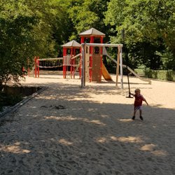 Spielplatz - Fantastisk legeplads som ligger helt genialt uden larm. Den er omringet af skov/park, så der er dejligt køligt på de helt varme sommerdage.