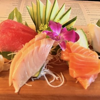 Yor Yak Sushi & Thai - Sashimi Sampler (8 Pcs) Miso Soup - Sushi Bars Near Me - Chicago, Illinois