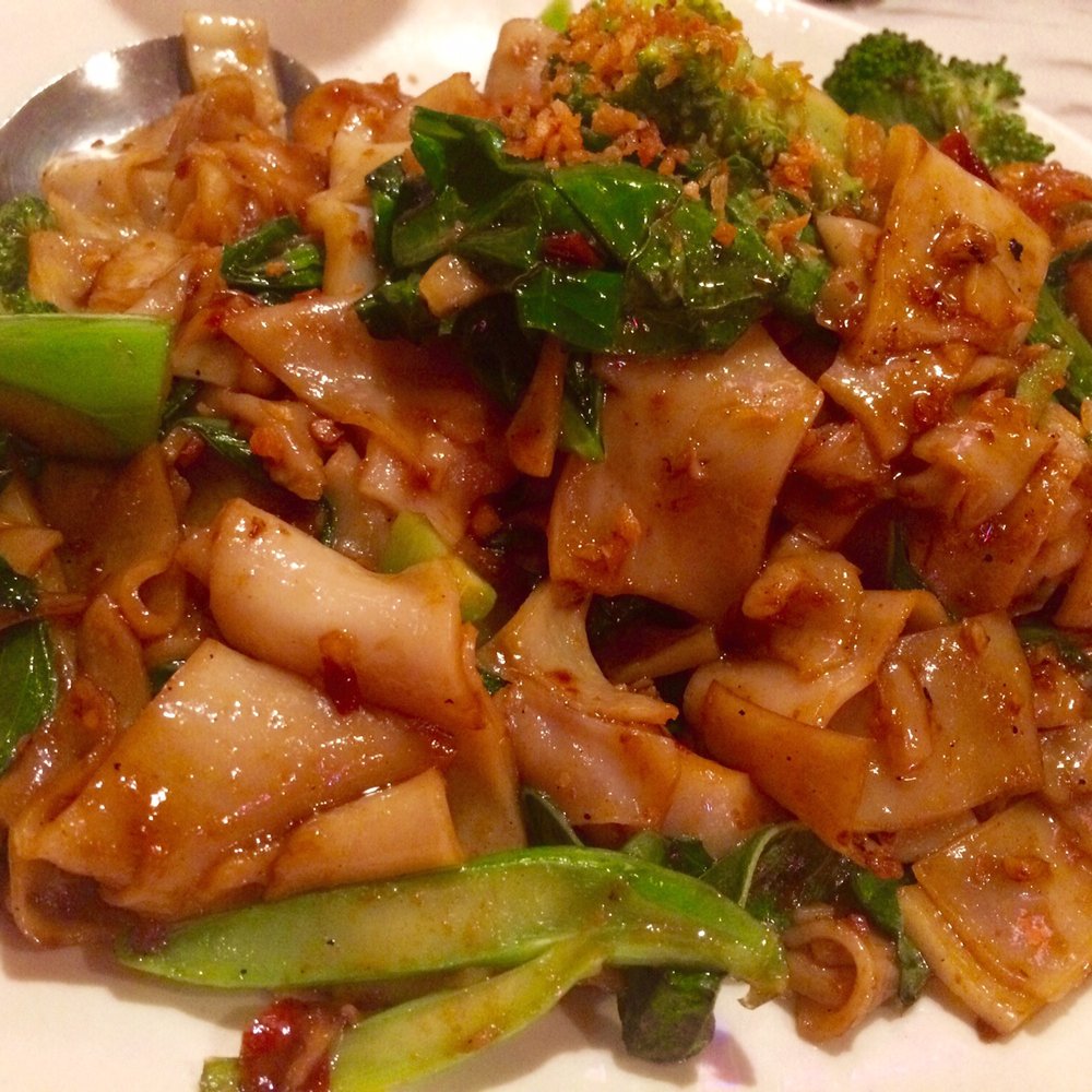 Siam Square - Flat noodles with shrimps - Thai Near Me - Honolulu, Hawaii