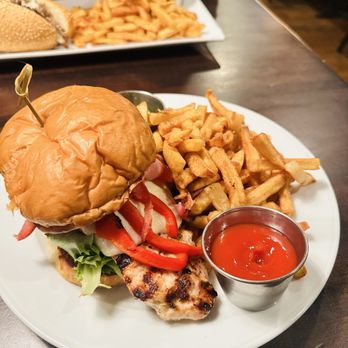 Magnolia 525 Tavern - New American Near Me - Gloucester, Massachusetts