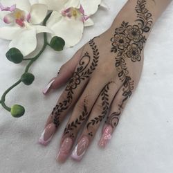 Lovely Eyebrows Threading & henna - Henna received