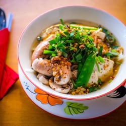 Regenzeit - Super leckere Suppe & schmeckt auch überragend ohne Fleisch :) Schöner neuer Thai-Laden in Gostenhof!