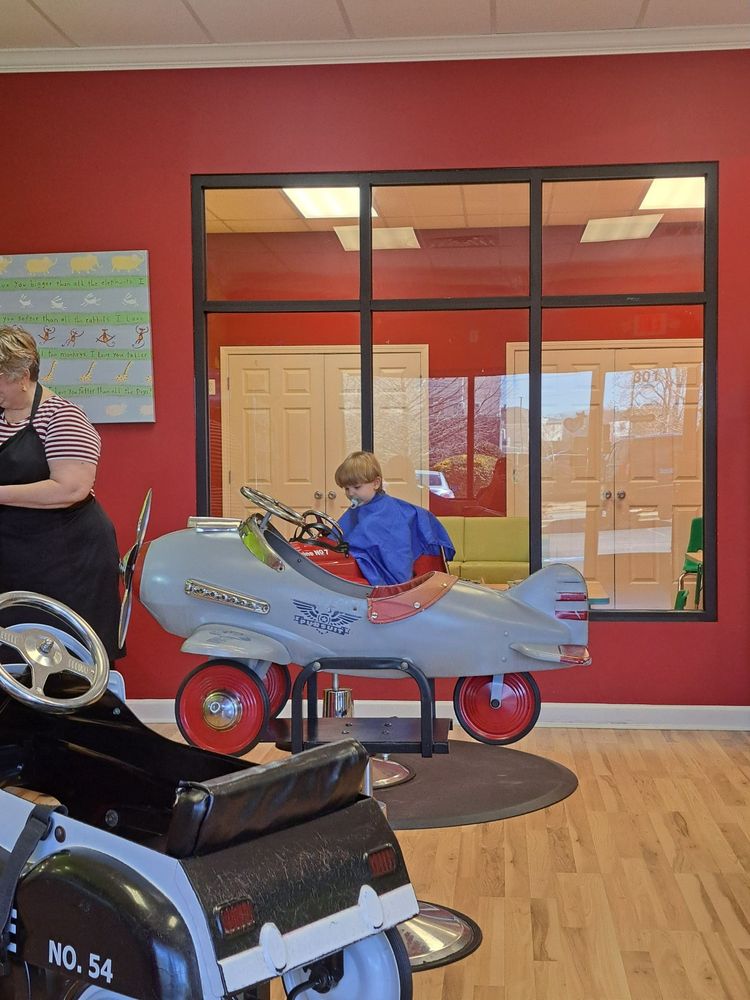 PIGTAILS & CREWCUTS Updated September 2024 18 Photos 810 Amity Rd