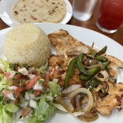 La Union Restaurant - Pollo a la plancha con ensalada y arroz ( grilled chicken breast, salad and rice)