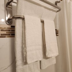 Grand Inn - Towels are so old there are ready to tear.
