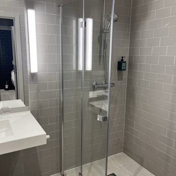 Comfort Hotel Grand Central - Shower with sink - Hotels Near Me - Oslo, 03