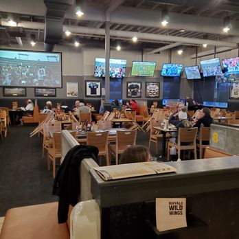 Buffalo Wild Wings - Chicken Wings Near Me - Pewaukee, Wisconsin