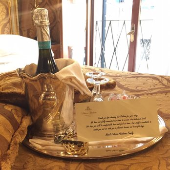 Palazzo Abadessa - Bottle of cold prosecco waiting for us when we checked in! - Hotels Near Me - Venezia, VE