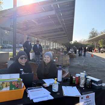Orchard School District - Staff and families volunteering their time for the food drive. - Elementary Schools Near Me - San Jose, California Orchard School District - Staff and families volunteering their time for the food drive. - Elementary Schools Near Me - San Jose, California