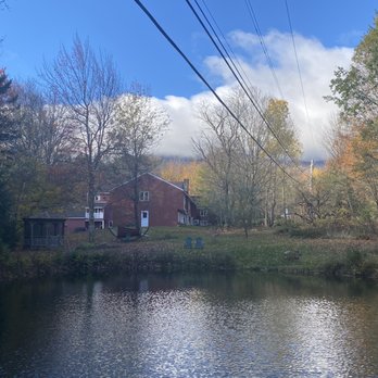 White Horse Inn - Pond behind the inn - Bed & Breakfast Near Me - Waitsfield, Vermont White Horse Inn - Pond behind the inn - Bed & Breakfast Near Me - Waitsfield, Vermont