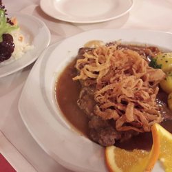 Restaurant Löwenfeld - Zwiebelrostbraten mit Salat