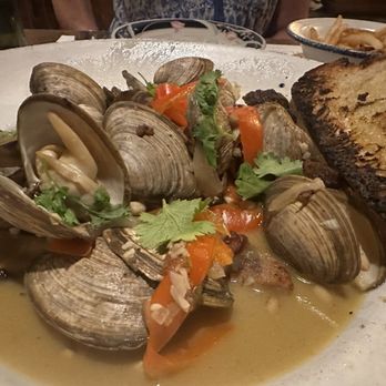 Winsor House - Surf Clams - Pubs Near Me - Duxbury, Massachusetts