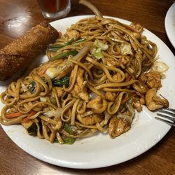 Chang's Chinese Restaurant - D8. Chicken Lo Mein Dinner Special (came with a soup)