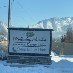 Holladay Smiles - Front sign