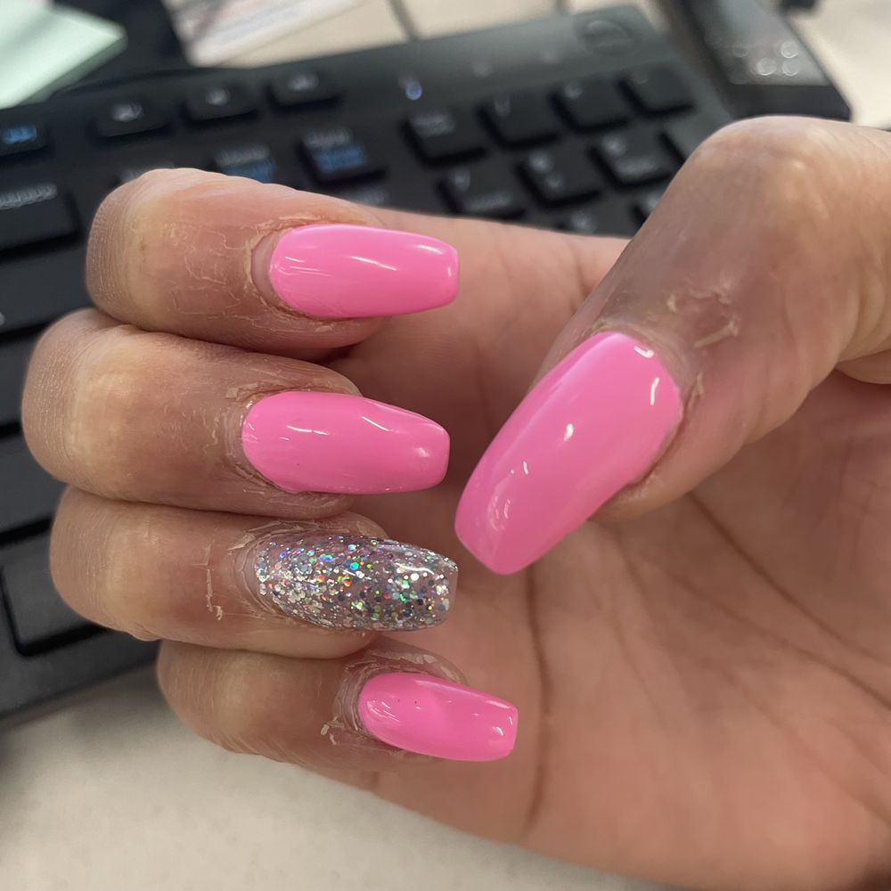 ROCKFORD NAILS TOP-RATED SALON WITH STELLAR REVIEWS