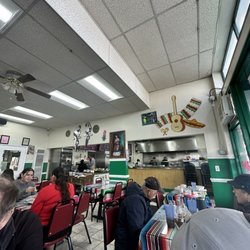 Los Pericos Taqueria - Interior