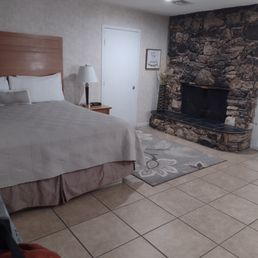 Room 116 - King standard - great looking fireplace, but it wasn't working. Room 116 - King standard - great looking fireplace, but it wasn't working.