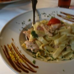 Gasthof Kuhs - Tagliatelle in Sahnesoße mit Lachs und Brokkoli..... köstlich