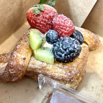 Amor Cafe & Pastry - Bakeries Near Me - Centreville, Virginia
