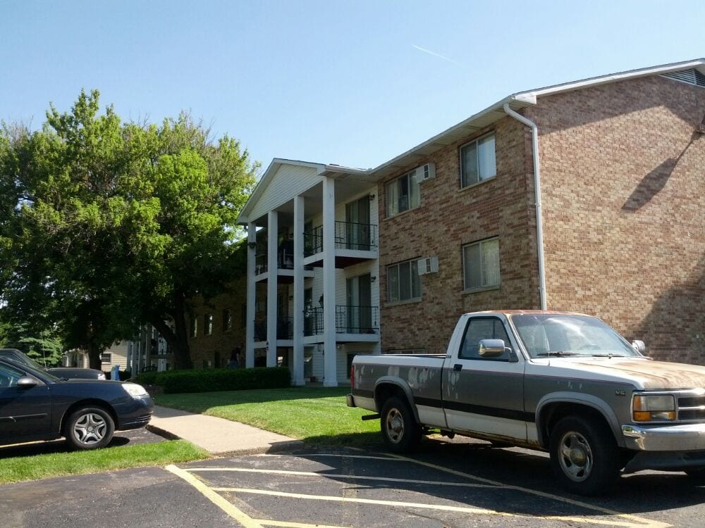 COUNTRY MANOR APARTMENTS Updated June 2024 237 S Nelson St