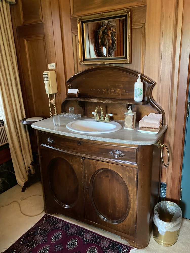 Brass Pineapple Inn Logo