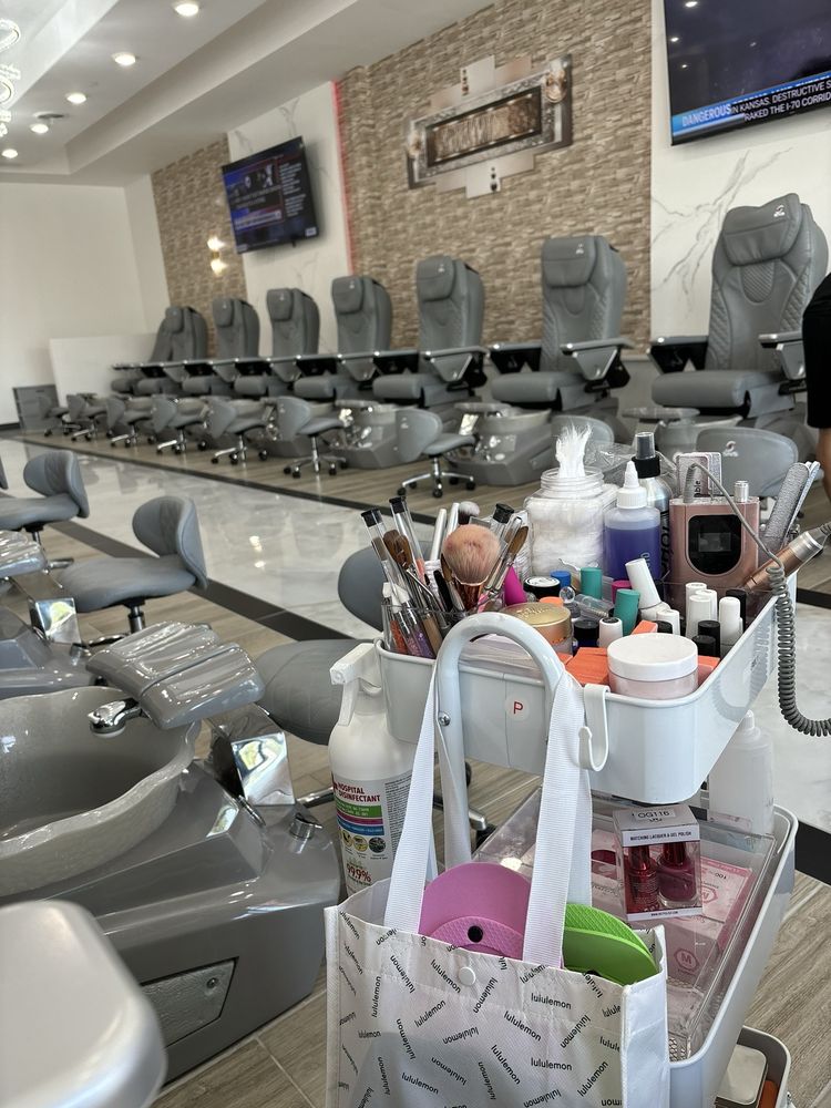 DIVINE NAIL BAR Updated September 2024 1462 SE University Ave