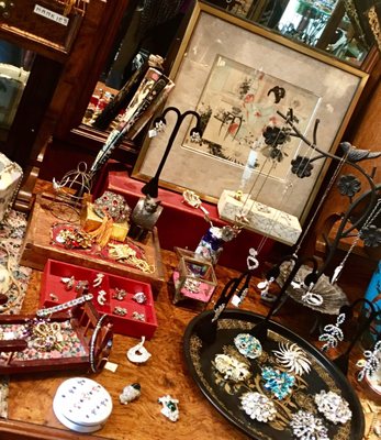 Pippin Vintage Jewelry by null