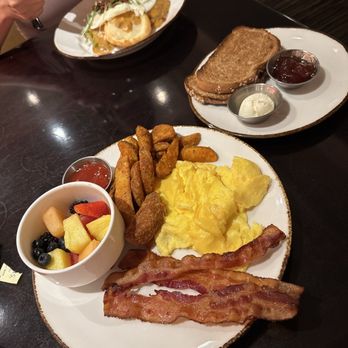 Lockwood Restaurant & Bar - Top: Biscuits & Gravy Bottom: American Breakfast - New American Near Me - Chicago, Illinois