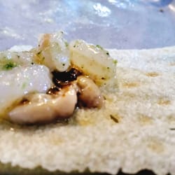 Tuétano asado con gambas