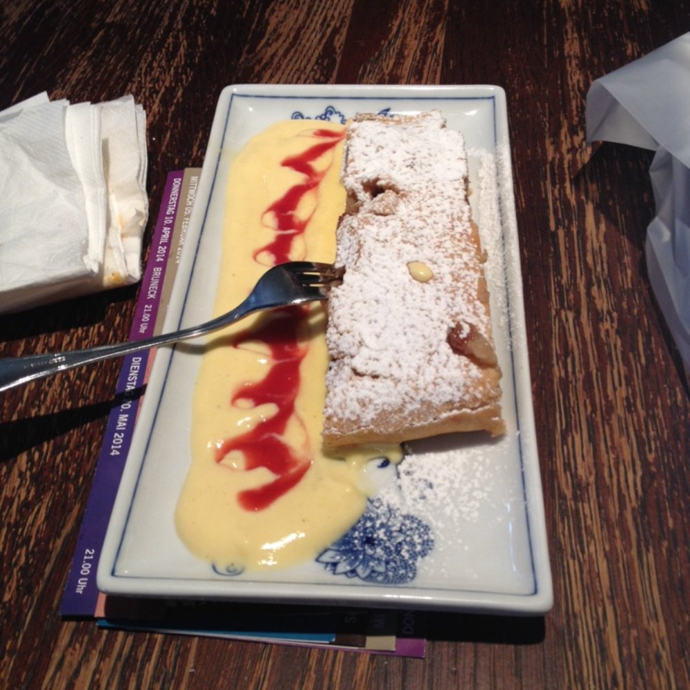 Batzenhäusl - Apple strudel! - Brasseries Near Me - Bolzano, BZ Batzenhäusl - Apple strudel! - Brasseries Near Me - Bolzano, BZ