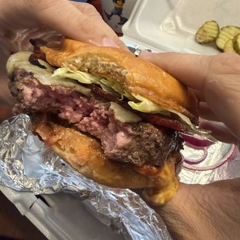 Grill Daddy’s - Hamburger with everything cooked medium - Burgers Near Me - Maryville, Tennessee